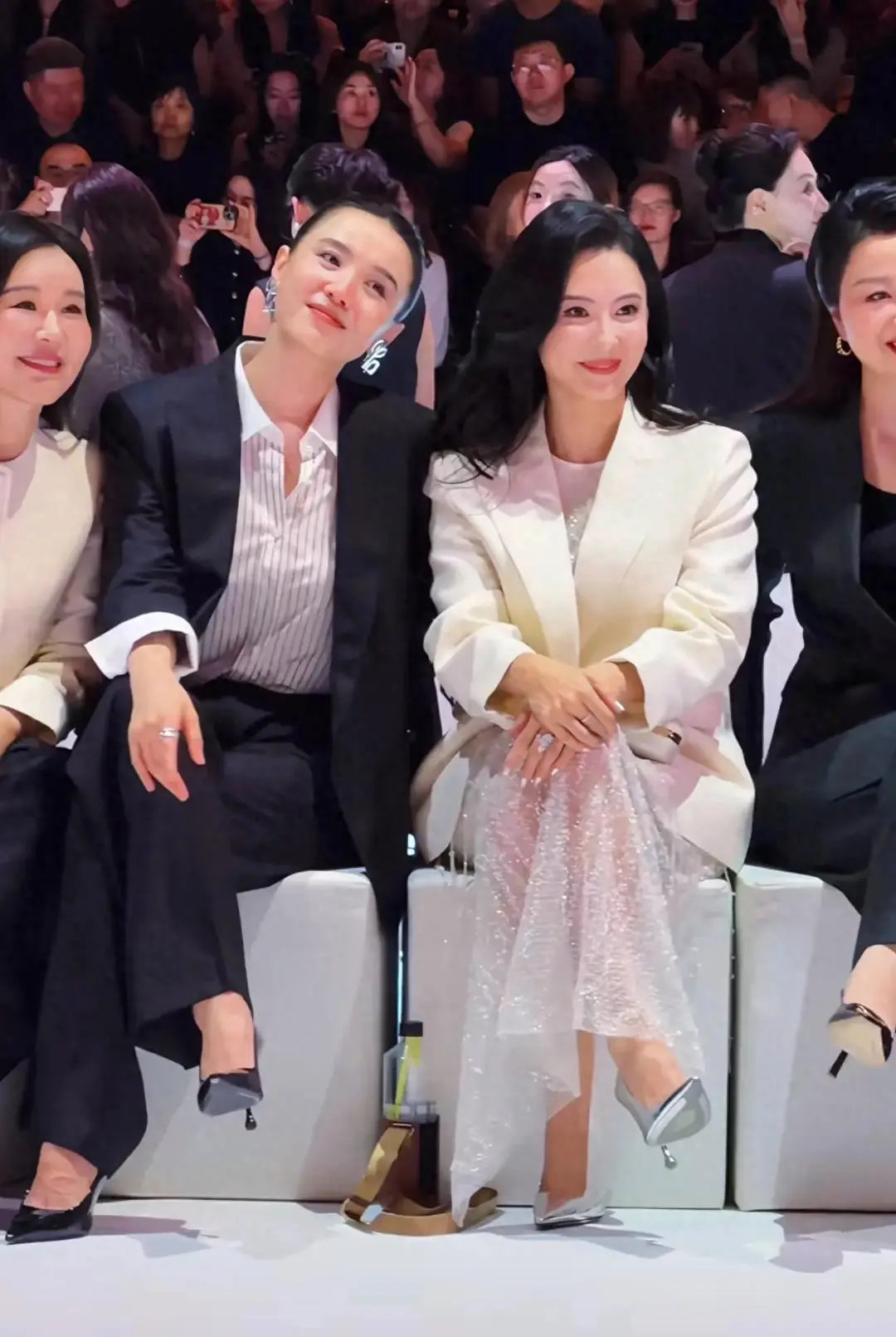 宋佳张柏芝同框！一个干练大女主风一个优雅名媛范儿！​