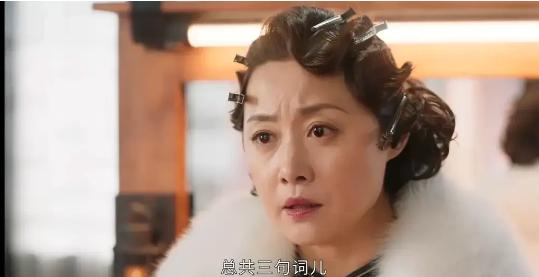 2021年，老戏骨等了4个小时，女主角总共就3句台词还没拍完。她让助理去看看，助