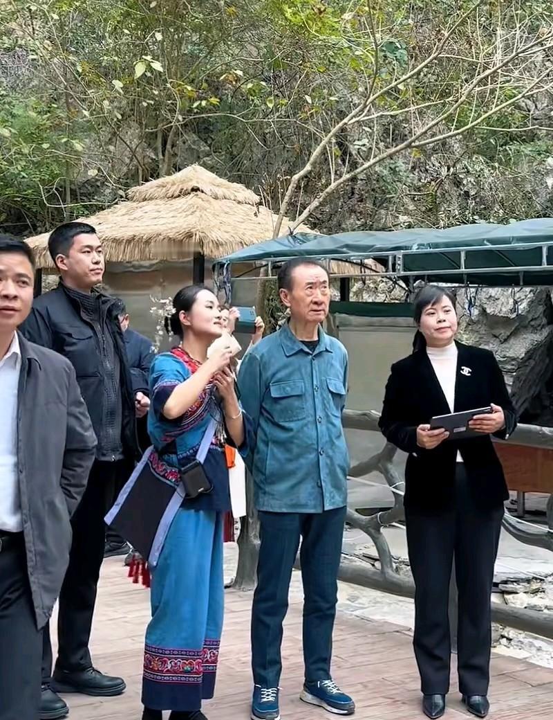 王健林去了贵州，先后去了黔元傩，花江大峡谷，安顺古城，大小井……地方都是好地