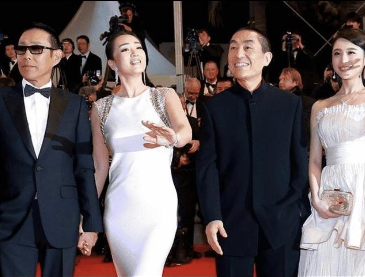 2014年，导演张艺谋带电影《归来》演员，现身戛纳电影节的画面。巩俐一袭白色