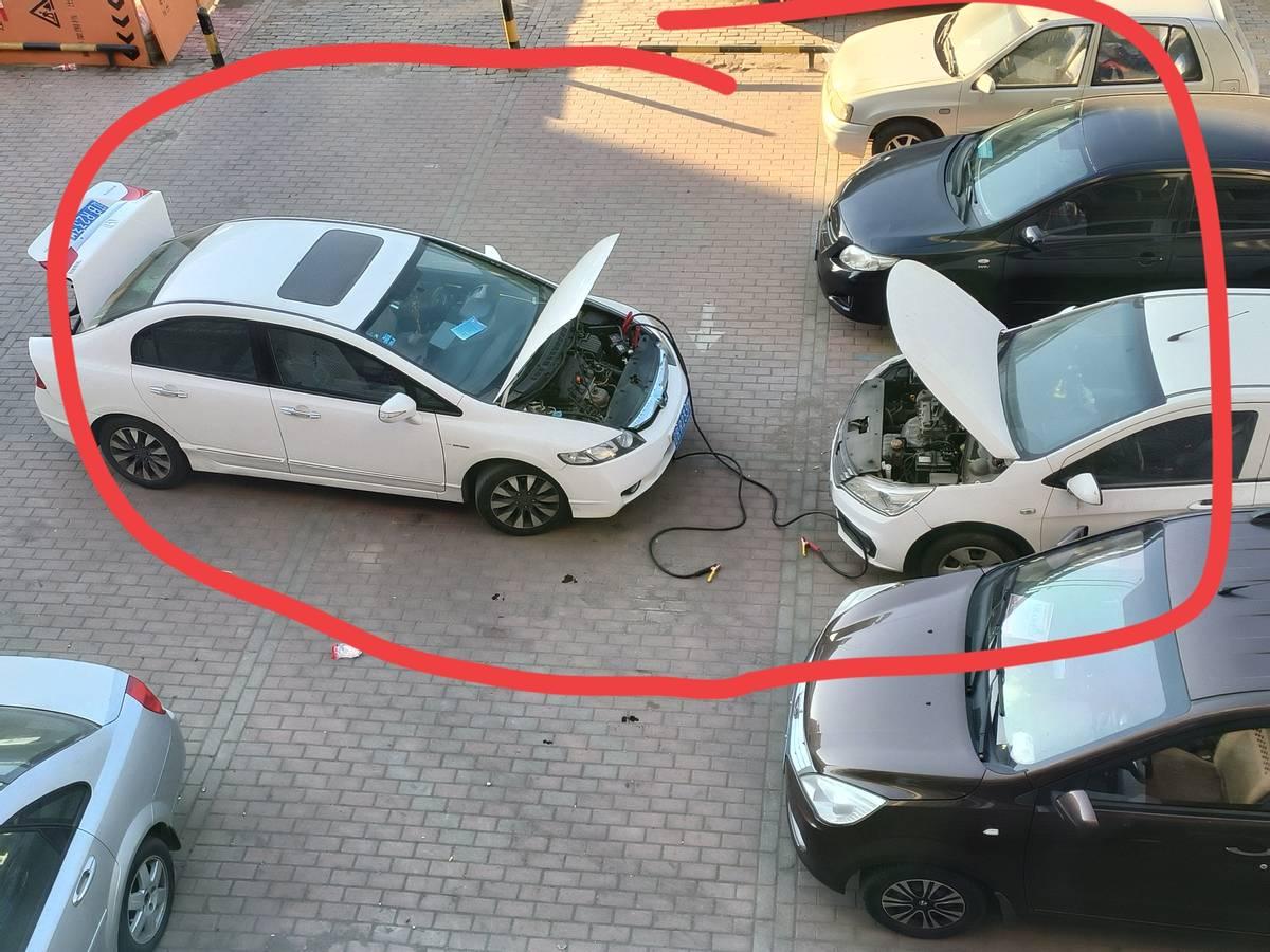 大年三十早上，大连某小区的停车场里，两辆车的引擎盖同时敞开着。车主都不在。旁