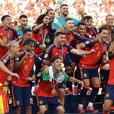 2026美加墨世界杯，西班牙1-0绝杀阿根廷，时隔16年再度夺冠。球队归国后受到