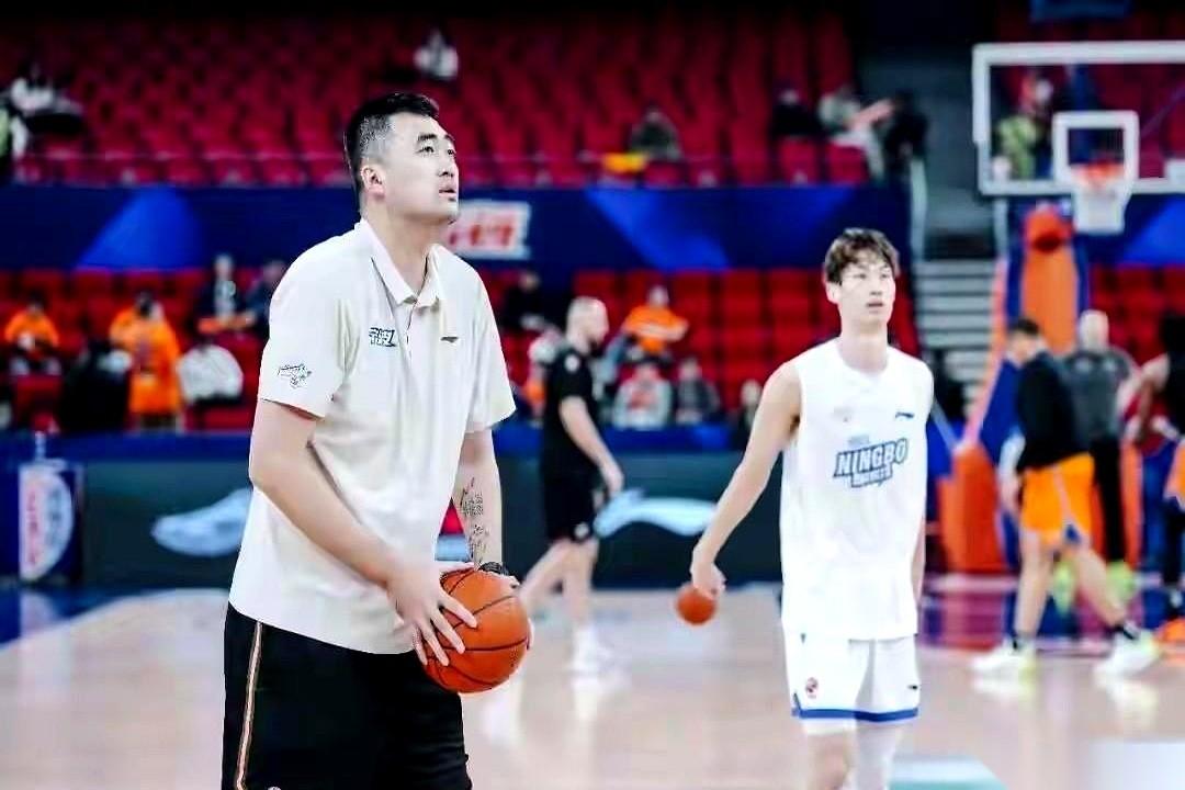 宁波男篮最近传出的这套“改造方案”，主打一个字：狠。核心点，直接把张兆旭推上总