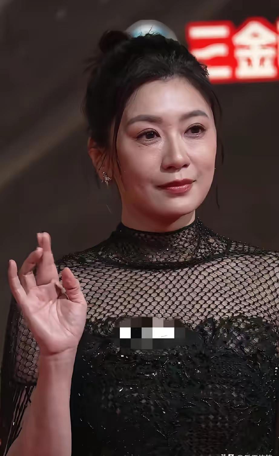 别再用眼霜对抗皱纹了。看看51岁的贾静雯，眼角的纹路诉说着真相。皮肤科数据很