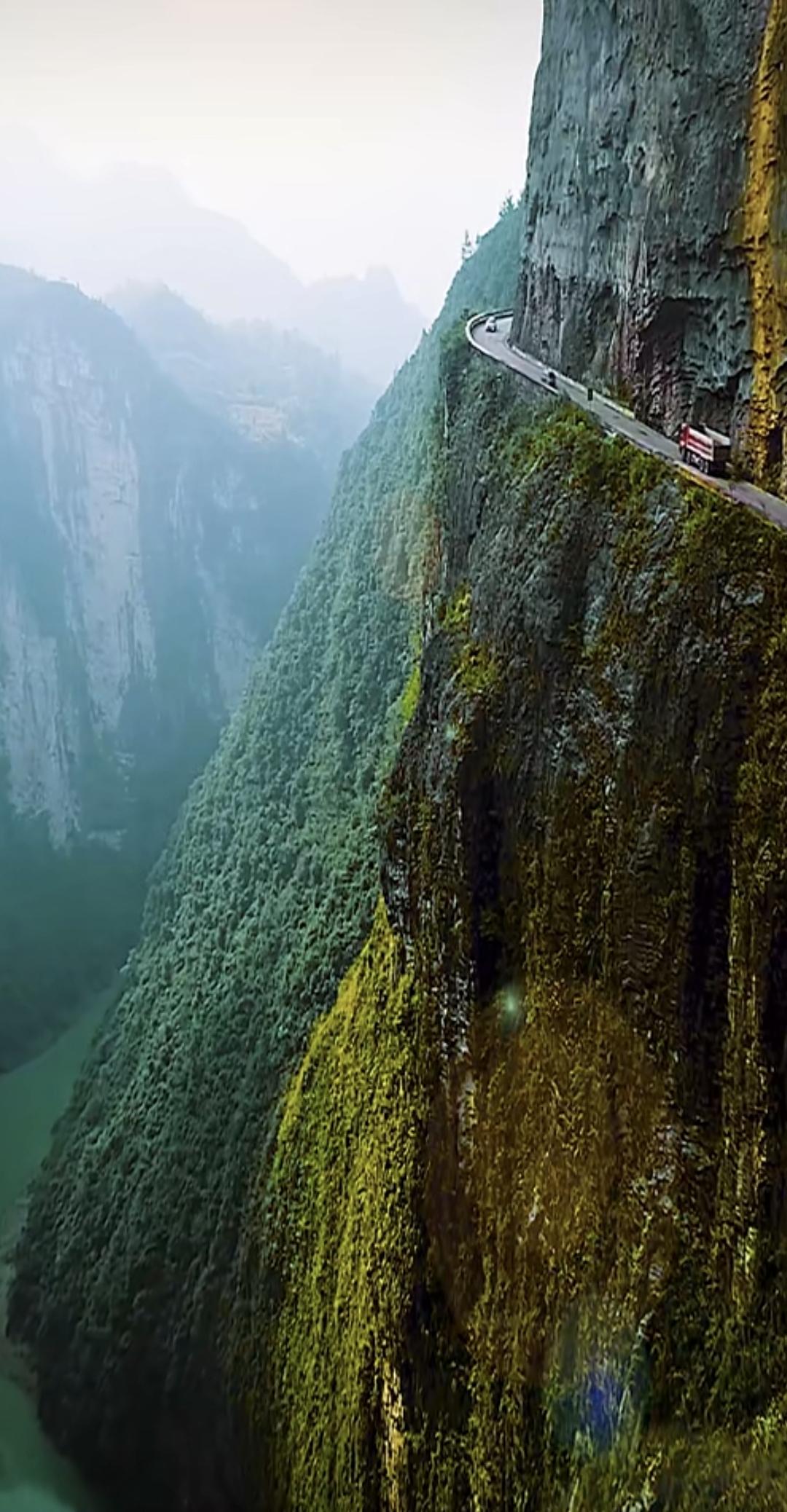 神秘大峡谷中的山石为红褐色，形状奇特，在霞光中更为壮丽！风景大峡谷探秘之旅