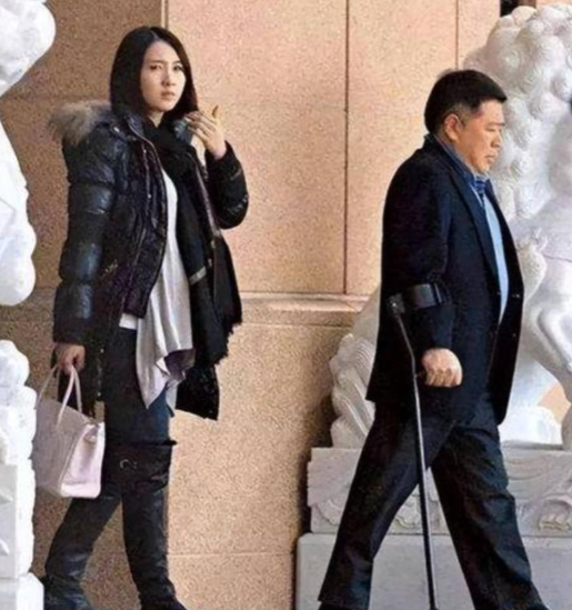 2008年，演员黎姿做生意失败，这时候弟弟又出了车祸，急需救命钱！她迫于无奈，找