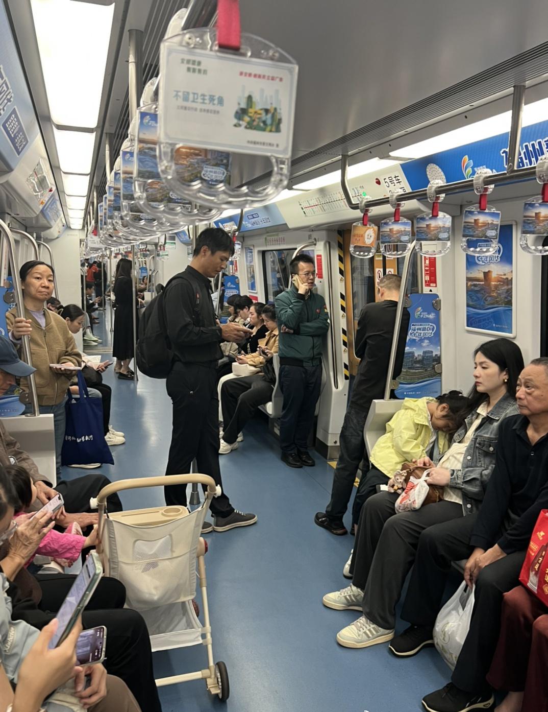 19:17，福州地铁1号线三江口方向屏山至东街口区间（P1）；19:22，地铁