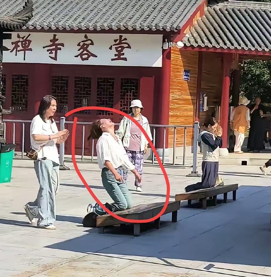 说真的！我一点都不同情证明女子！原因很简单！因为见的多了！他并不是到九华山拜佛
