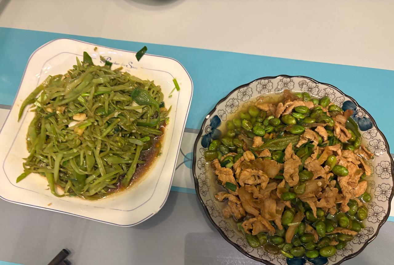 我知道公公抠门，但是没想到会抠成这样。每天回家，就是一个炒肉，不是辣椒炒肉就是