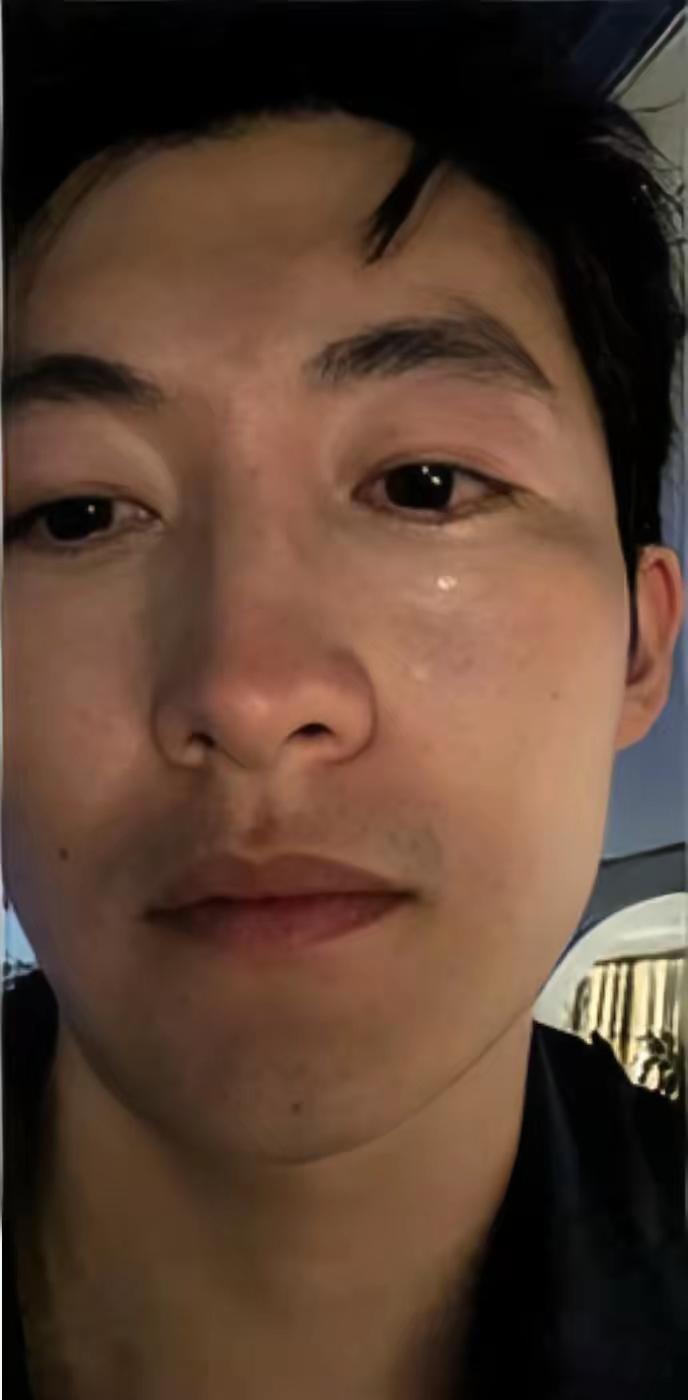 气炸！昨天大连家里，老公辛苦打工一年回家，满心欢喜把四万块血汗钱交到老婆手里，结