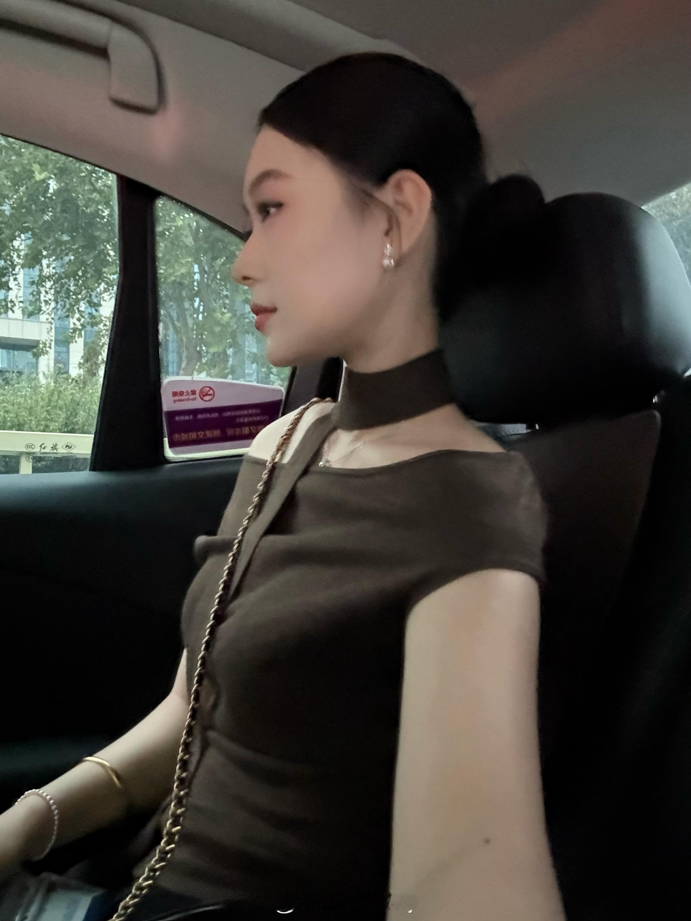 是shui啊库库一顿拍照片.​​​