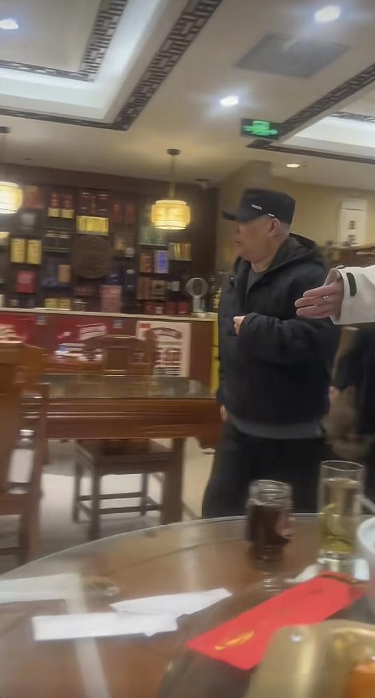 郭德纲居然在天津请客吃饭，吃的是安徽菜!12月10日晚上，纲丝节活动结束以后，