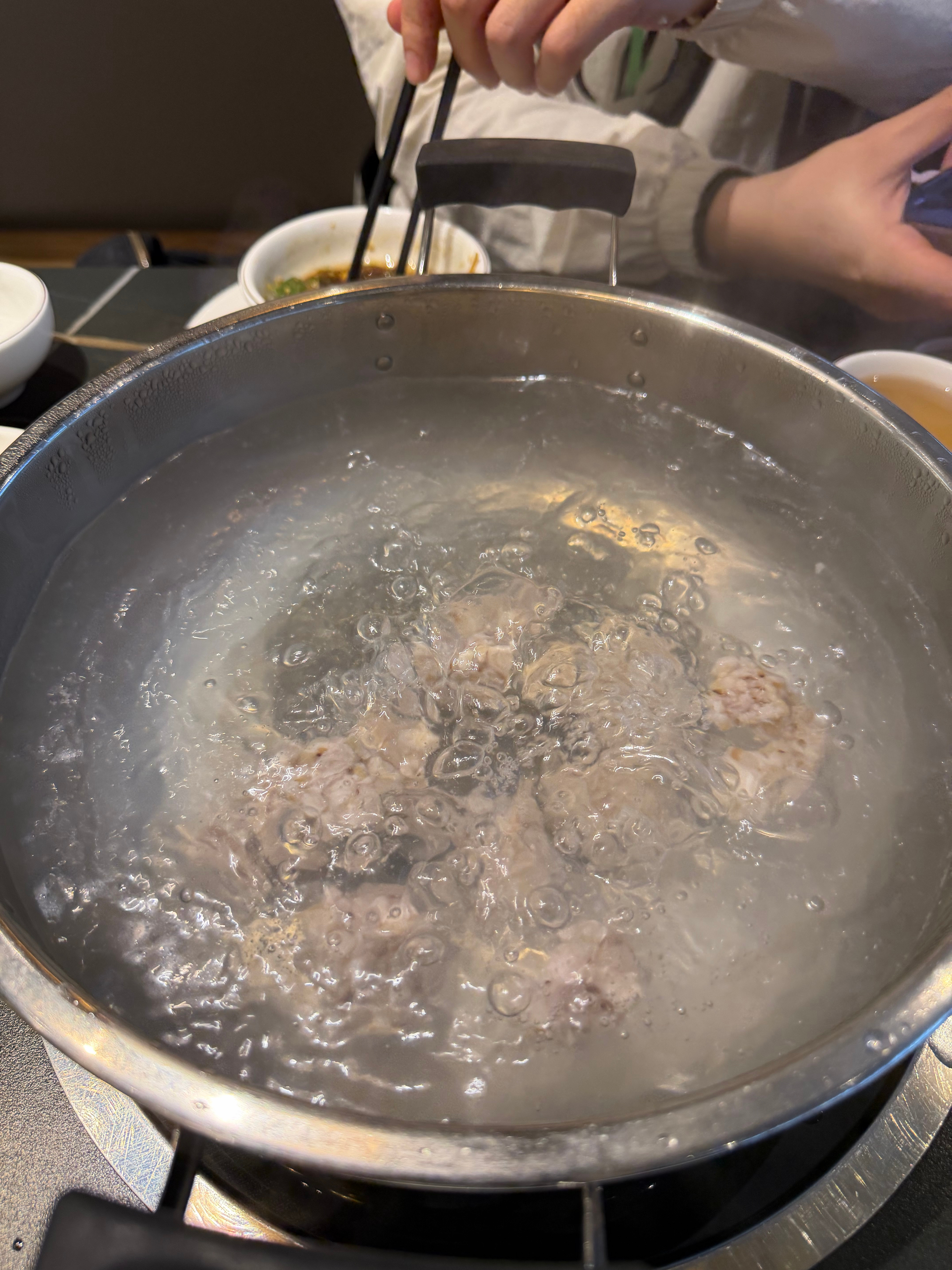 第一次吃火锅吃的如此寒酸。四川人到广东第一天已经想四川了。