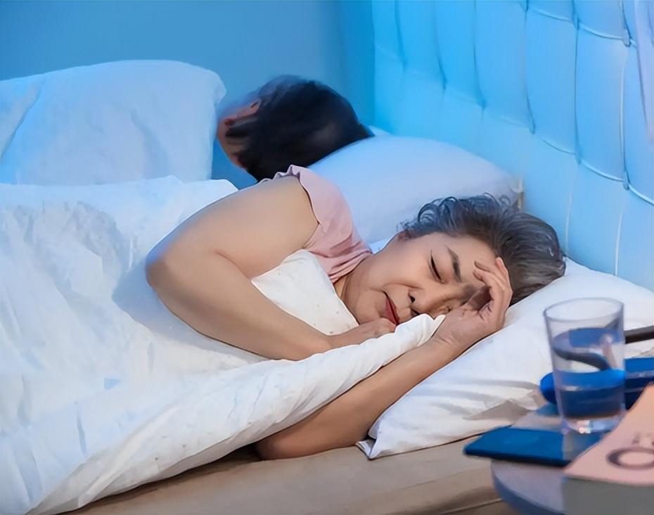 心脏有没有病睡觉就知道？心脏不好的人，晚上睡觉一般有4异常睡眠其实是观察心脏