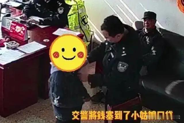 山东烟台，一位聋哑人母亲带着一儿一女，骑电动车时不小心剐蹭到路边的一台汽车，聋哑
