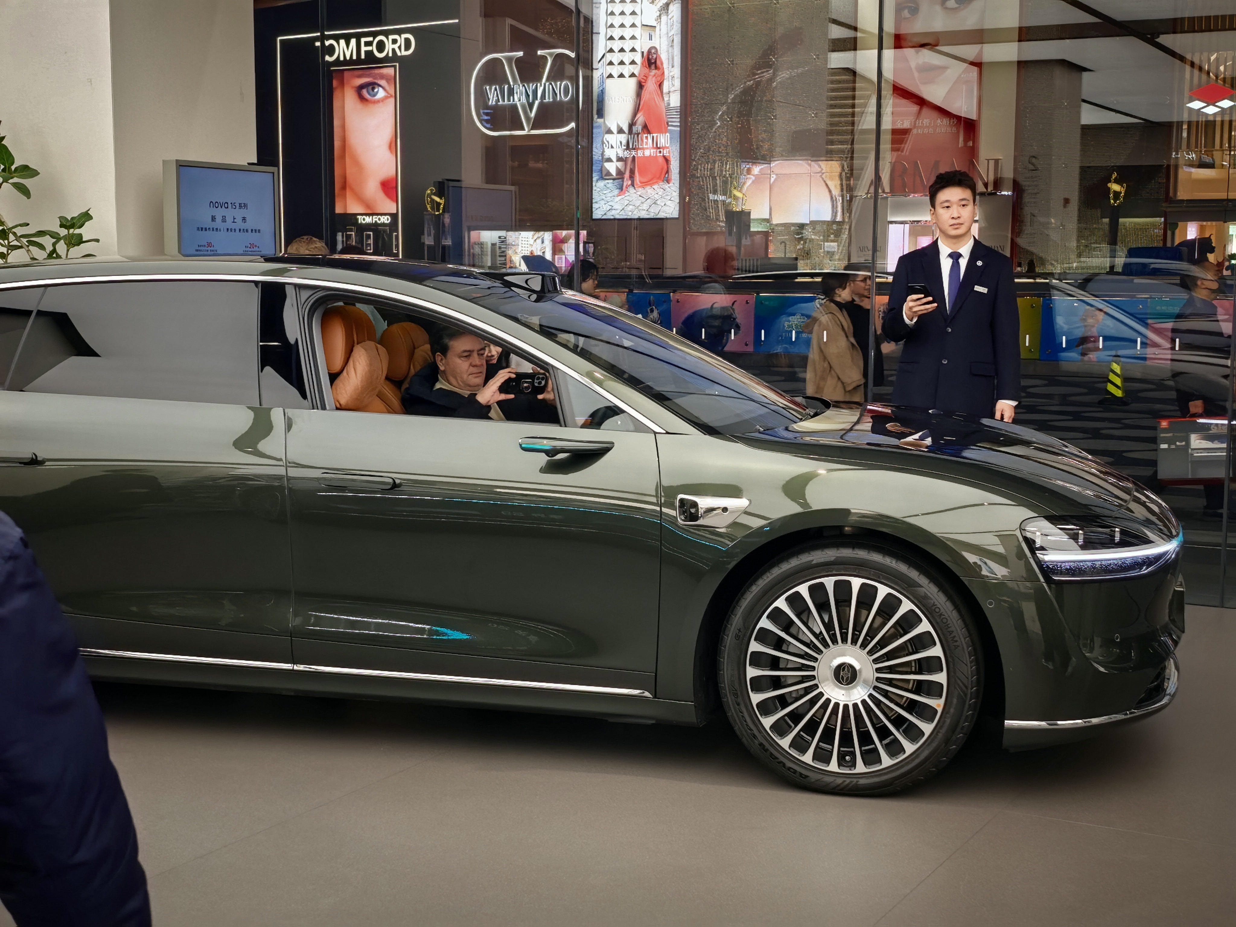 华为销售挺厉害的，在深圳卓悦中心店里看到一个老外对享界S9T感兴趣，听了一下，销