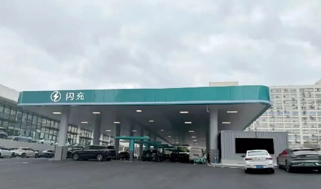 比亚迪应该是第一个把，充电站建成加油站一样的厂家吧，蓬顶上全部是太阳板。这样也符