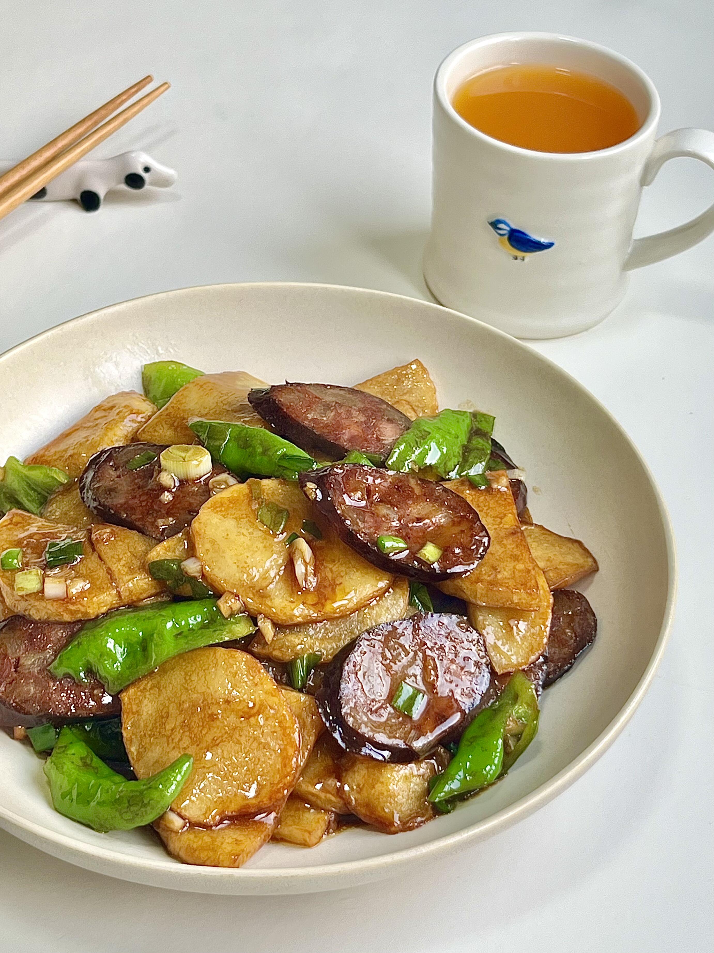 油焖土豆片配腊肠，咸香到舔盘😭家人们谁懂啊！挖到一款家常下饭菜天花板，油焖土