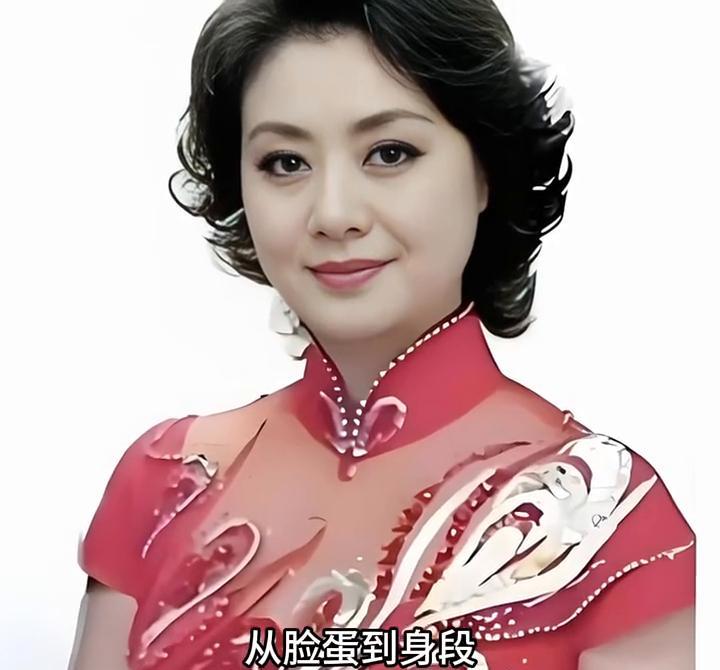 李胜素真是太美了，从脸蛋到身段都透着一股贵气和优雅。不愧是京剧大师，这颜值和气质
