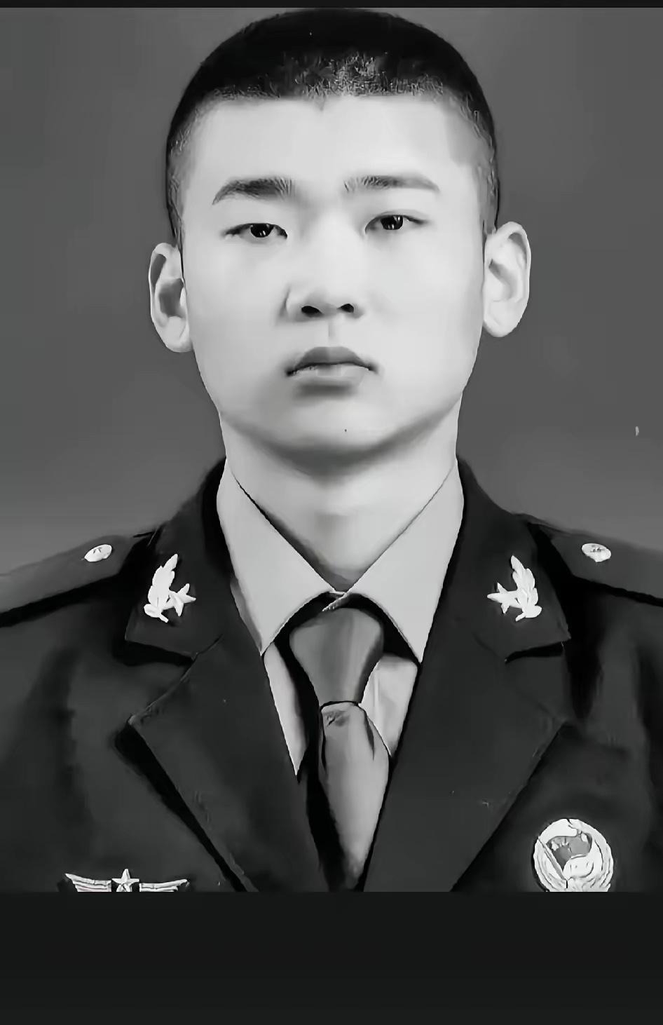 他父亲走得早，母亲改了嫁，从小跟着奶奶在山东冠县王马园村长大。一个从小没爹没妈的