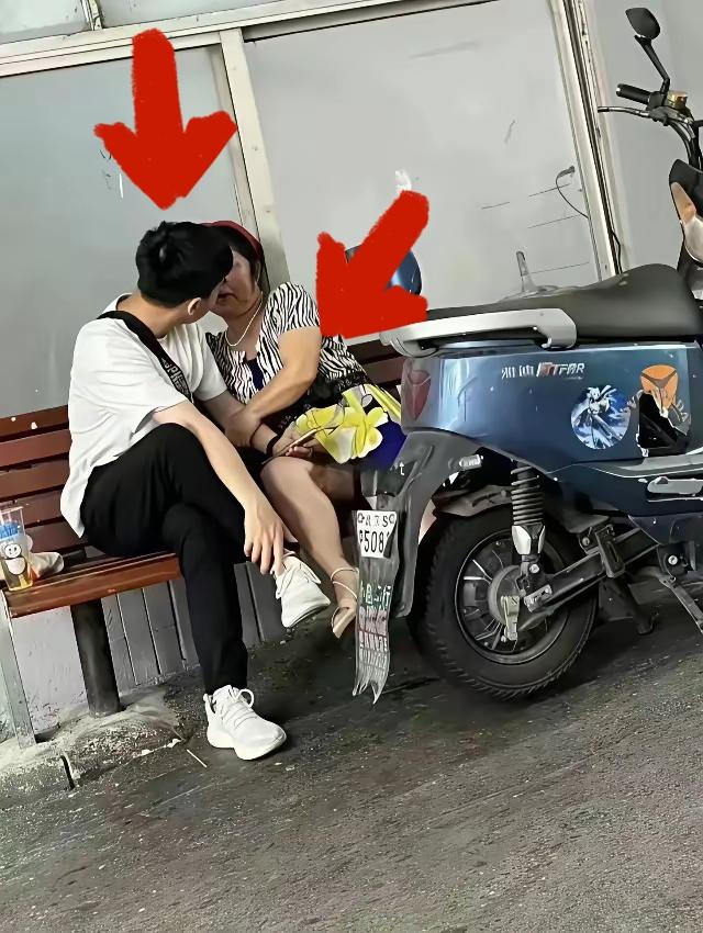 这小伙实在是太饿了[捂脸哭][捂脸哭][捂脸哭]