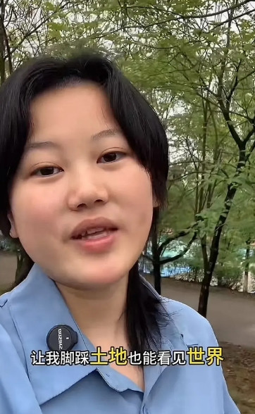 一个农村姑娘四年师范大学花了父母18万，毕业后却没有人要，手不能拿粉笔，脚不能站