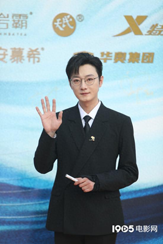 <em>苏小玎</em>帅气亮相丝路电影节 与高启盛形成反差感