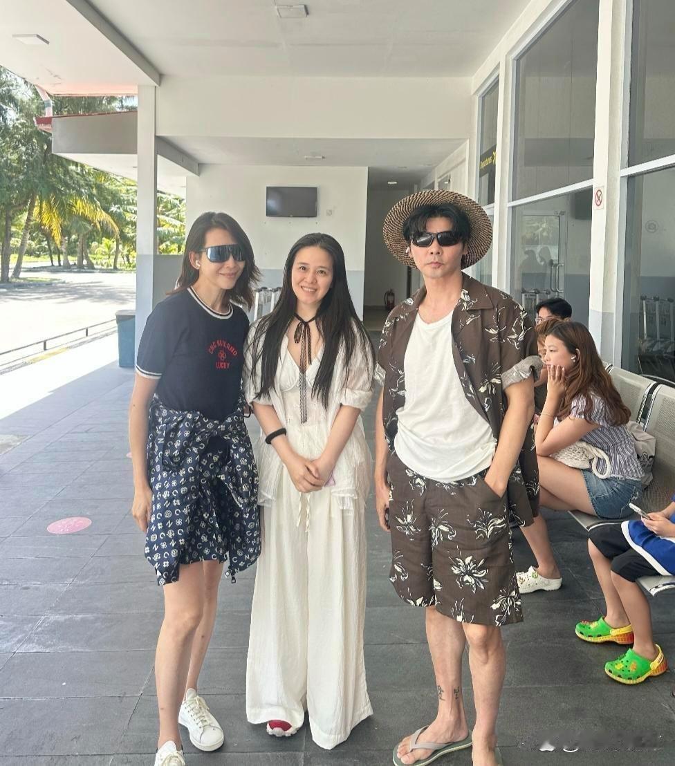 53岁蔡少芬和老公张晋带仨孩子去马尔代夫度假，被华人游客碰到。