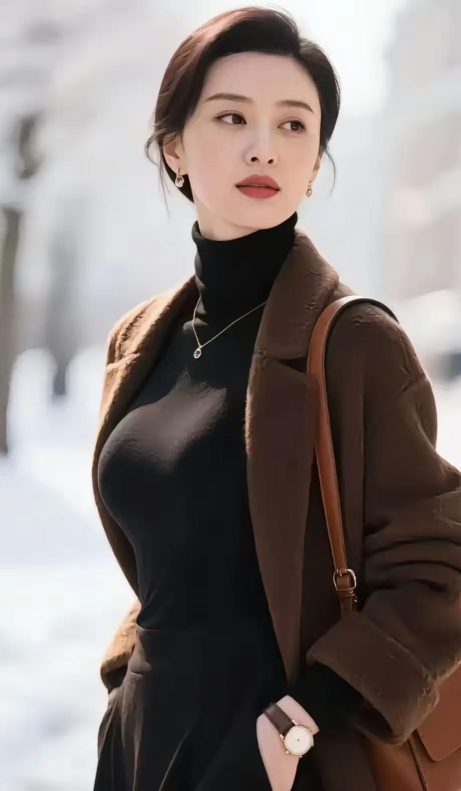 赞佳人素影凝芳韵里藏，眉含春色映韶光。气质恰似兰香草，悄送幽馨暗自长。