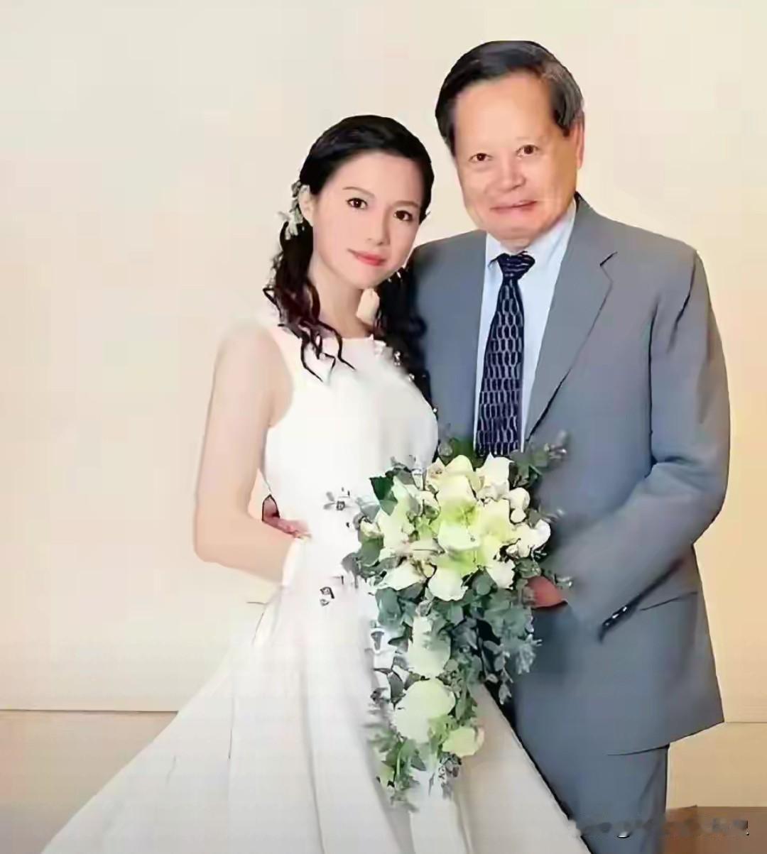 这是杨振宁与翁帆的经典结婚照。画面中，翁帆身着一袭洁白婚纱，手捧清新花束，尽显
