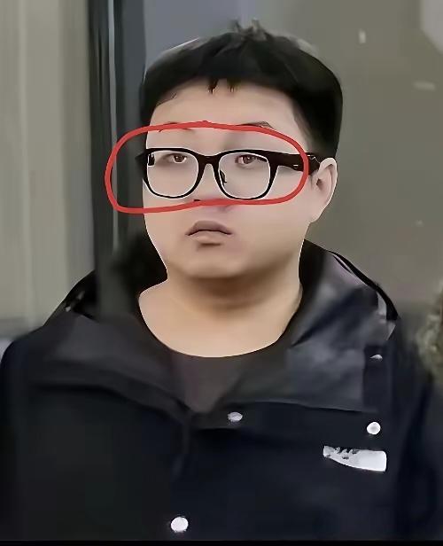 杭州小米交付中心惨案！新车主提车倒车撞人，30多岁工作人员不幸离世。从现场照片中