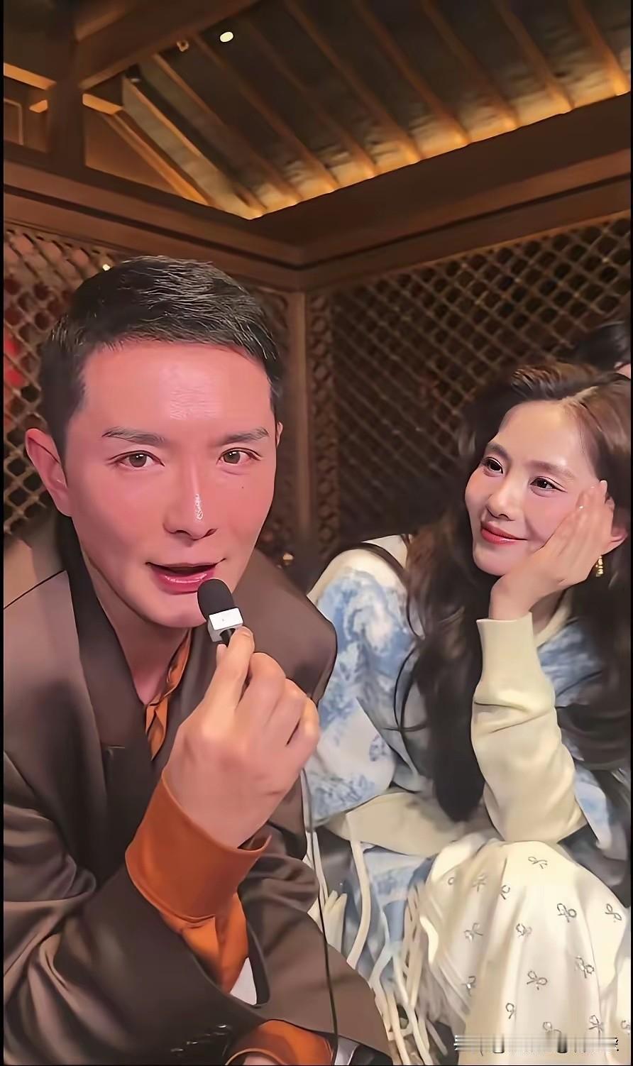 吴奇隆看到这眼神，估计也会吃醋吧？[捂脸哭][捂脸哭][捂脸哭]
