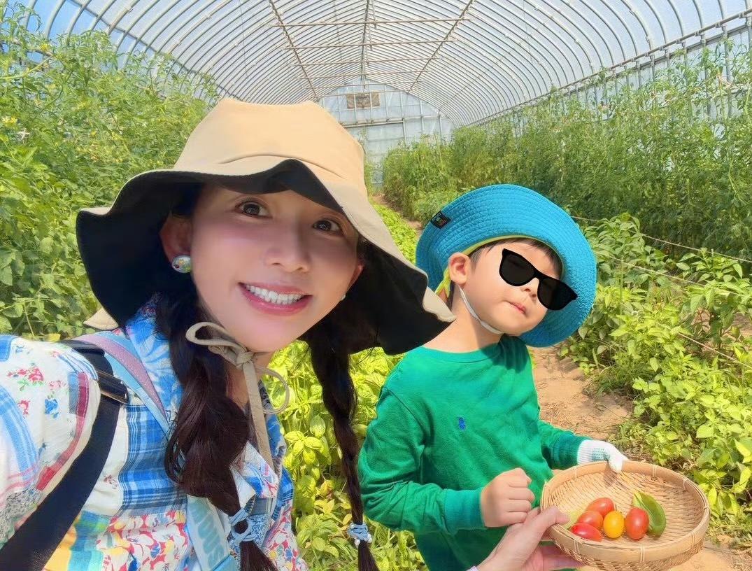 林志玲，高调晒照！8月10日，一向低调的林志玲突然晒出自己和4岁儿子的正脸照