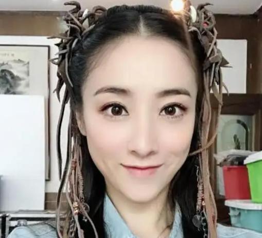 被张艺谋开除后，为了“报复”张艺谋，她举报了张艺谋超生。后来，张艺谋被罚款