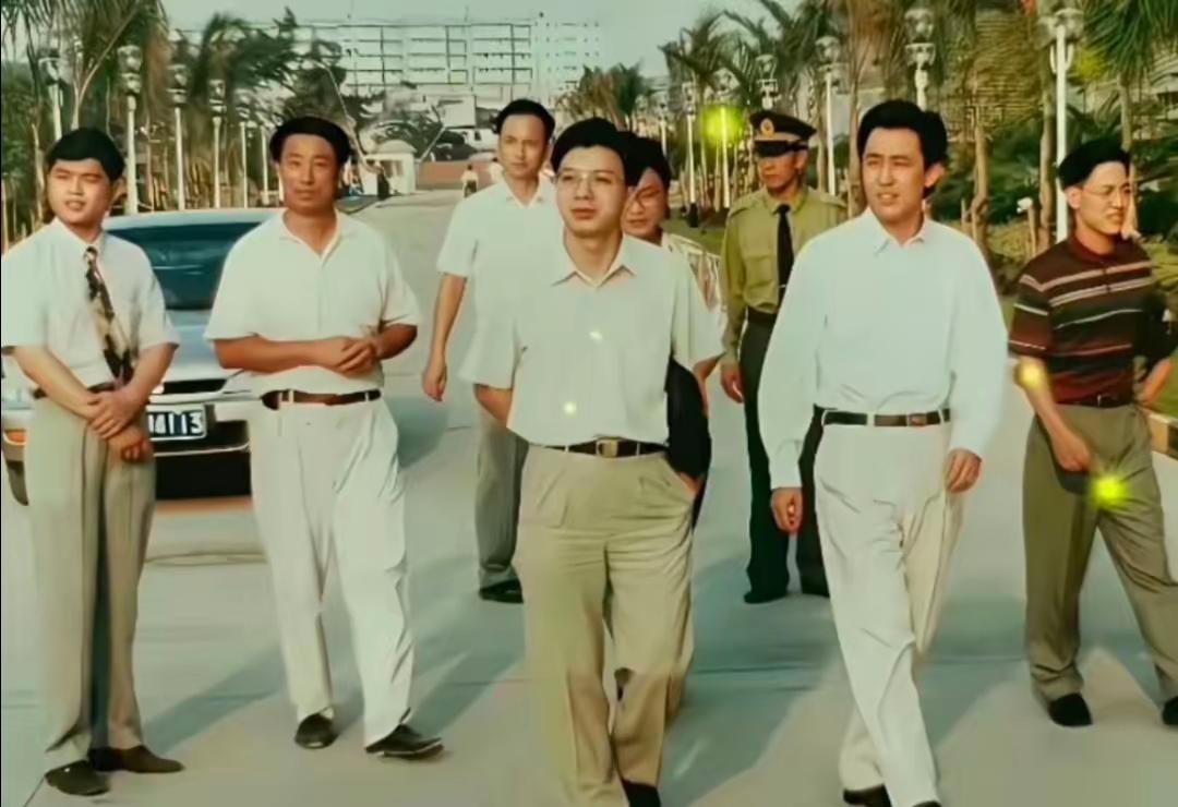 1995年，37岁的许家印还只是一名普通打工人。他操盘珠岛花园，为公司净赚2亿，