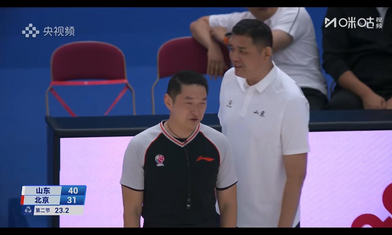 “逍遥王”巩晓彬纠缠裁判都笑嘻嘻，北京U22阵容太差，山东应该打进决赛巩晓彬