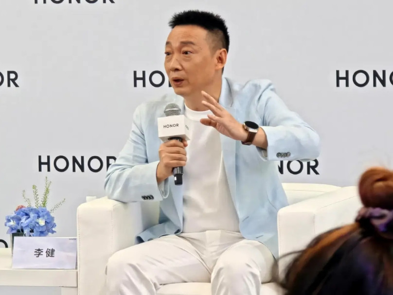 荣耀发布会专访有感（一），规模很大，受访人有五位，分别是：荣耀CEO李健、荣耀C