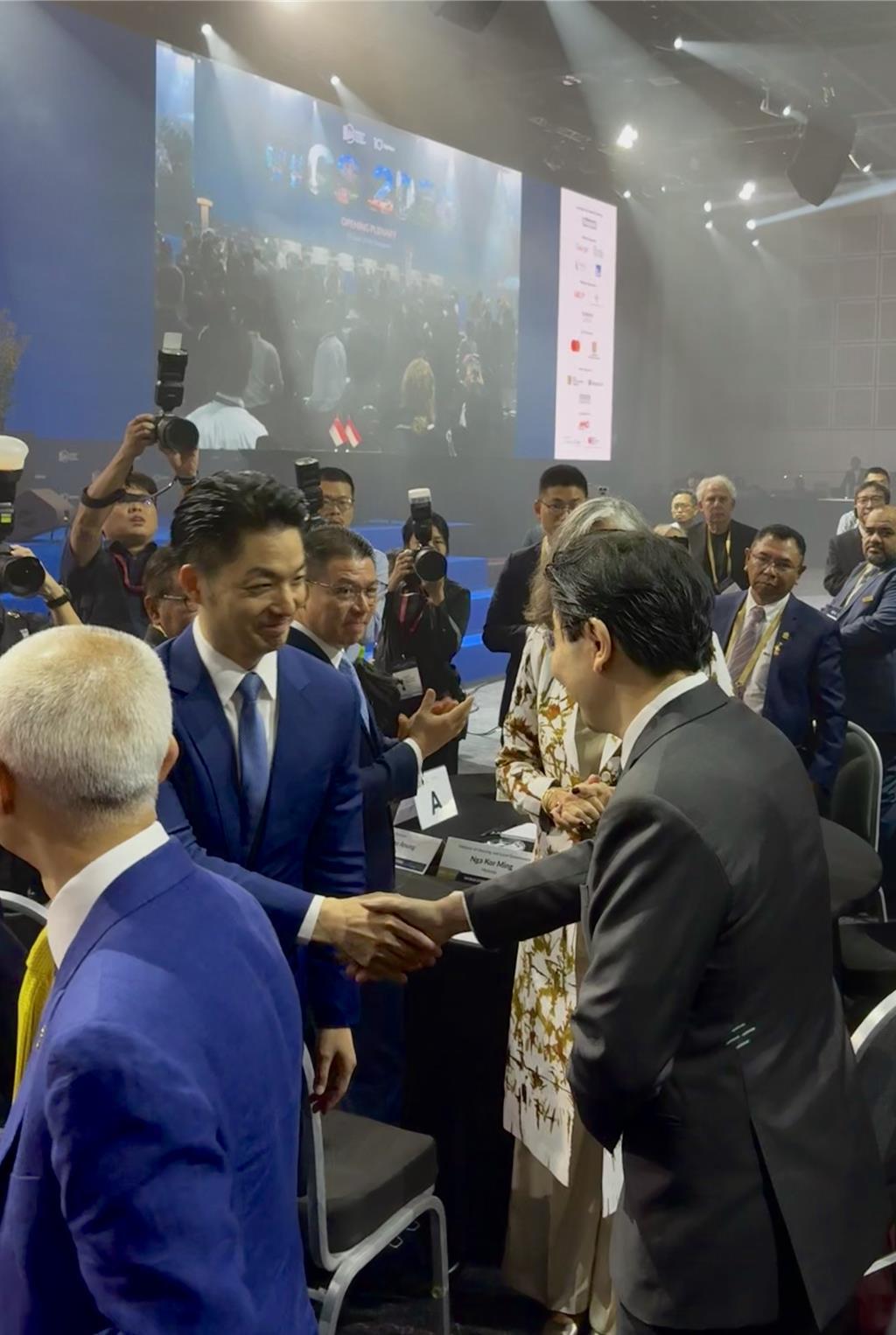 两位今天握了手！绿营玻璃心碎一地！蒋万安昨晚从台湾出发一行四人赴新加坡领