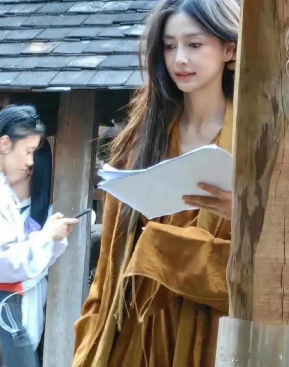 杨颖这身装扮氛围感拉满，眉眼间尽显华贵，宛如贵妃现世