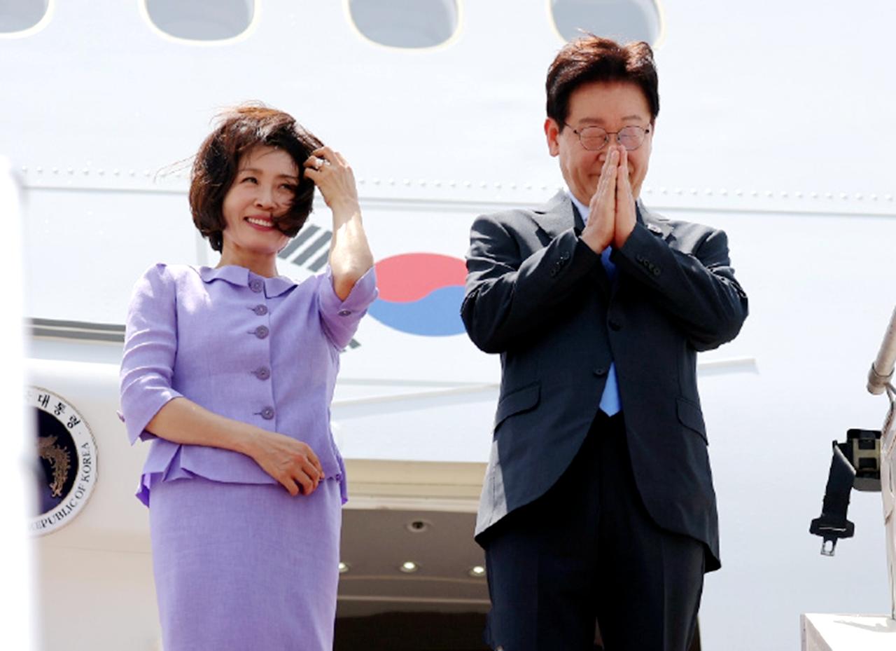 韩国夫人金惠景启程前往越南访问！紫色套裙太美了！4月21日，李在明和夫人已经结