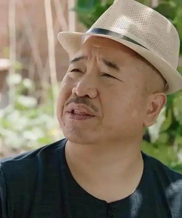 乡村爱情里刘能的扮演者王小丽因为私下搞直播，转得风生水起，惹恼了师傅赵本山。赵本