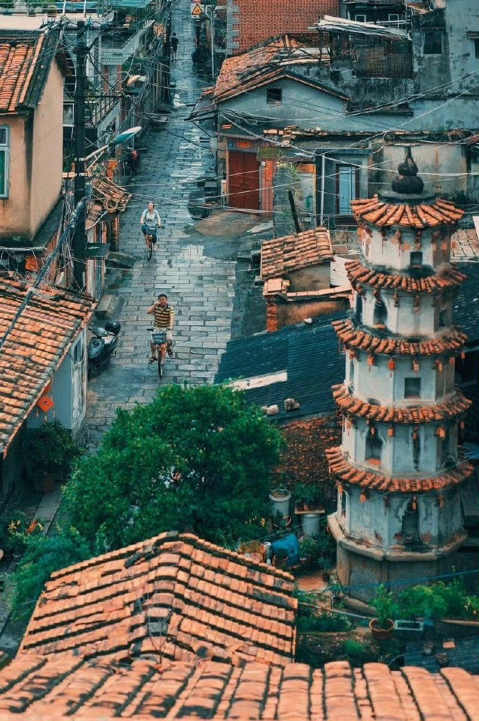 泉州，闽南特色的红砖古厝，颇有韵味的座座古寺，每走一步都能邂逅惊喜。