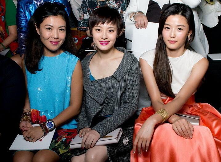 论自信智慧，还得是神采奕奕的孙俪，全智贤在孙俪身旁，是黯然失色的感觉。