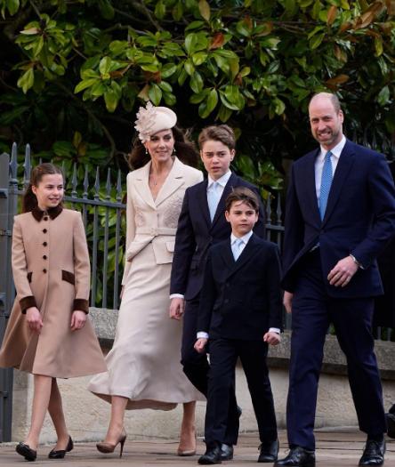 再也回不到故土了吗？哈里王子不愿意让一双儿女露出正脸，威廉王子的3个孩子却活在镁