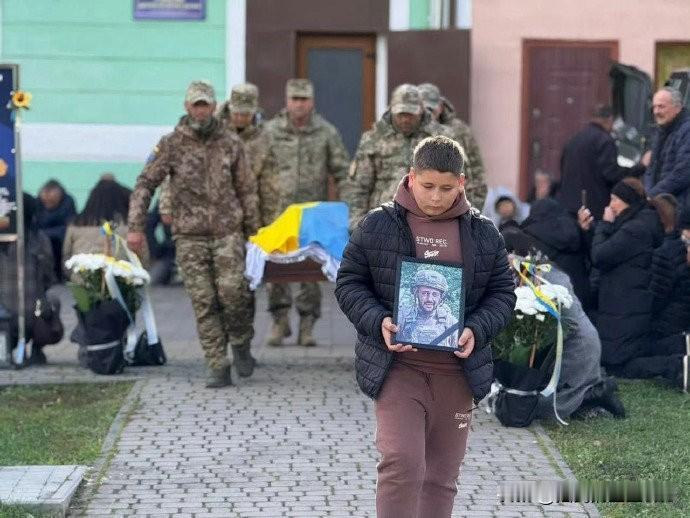 够专业！一名乌克兰小男孩在乌克兰不同时期，不同地点，扮演了数十名阵亡乌军士兵的儿