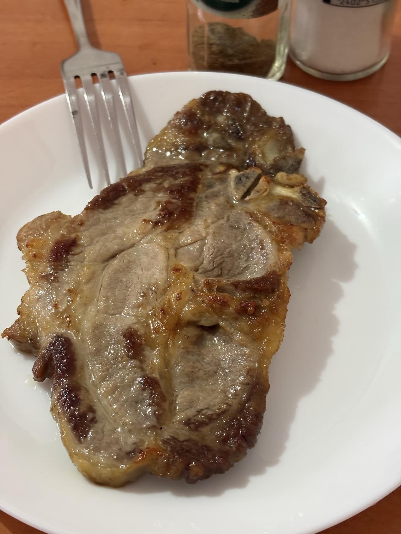 肉富含优质蛋白质，这可是身体生长和修复的重要“建筑材料”，能助力孩子的肌肉、骨骼