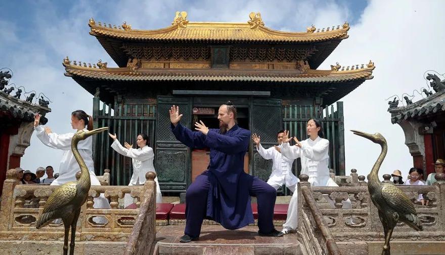 别再吹武当山两万老外是文化输出了，本质就是文化版零元购！这些人常年扎根当地，把核