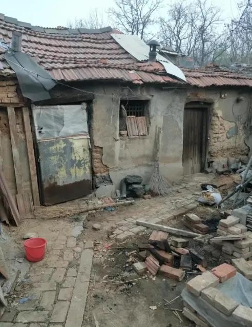 父母一走，家真的就散了吗？真相扎心却现实！​网友小陈吐槽，父母在，哥嫂还装装