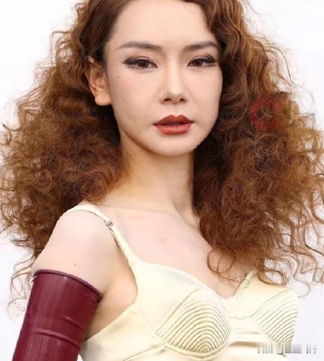戚薇真的是很不抗老啊！主要是她花钱了还是这种效果，整得越来越有邵音音的风采了隔