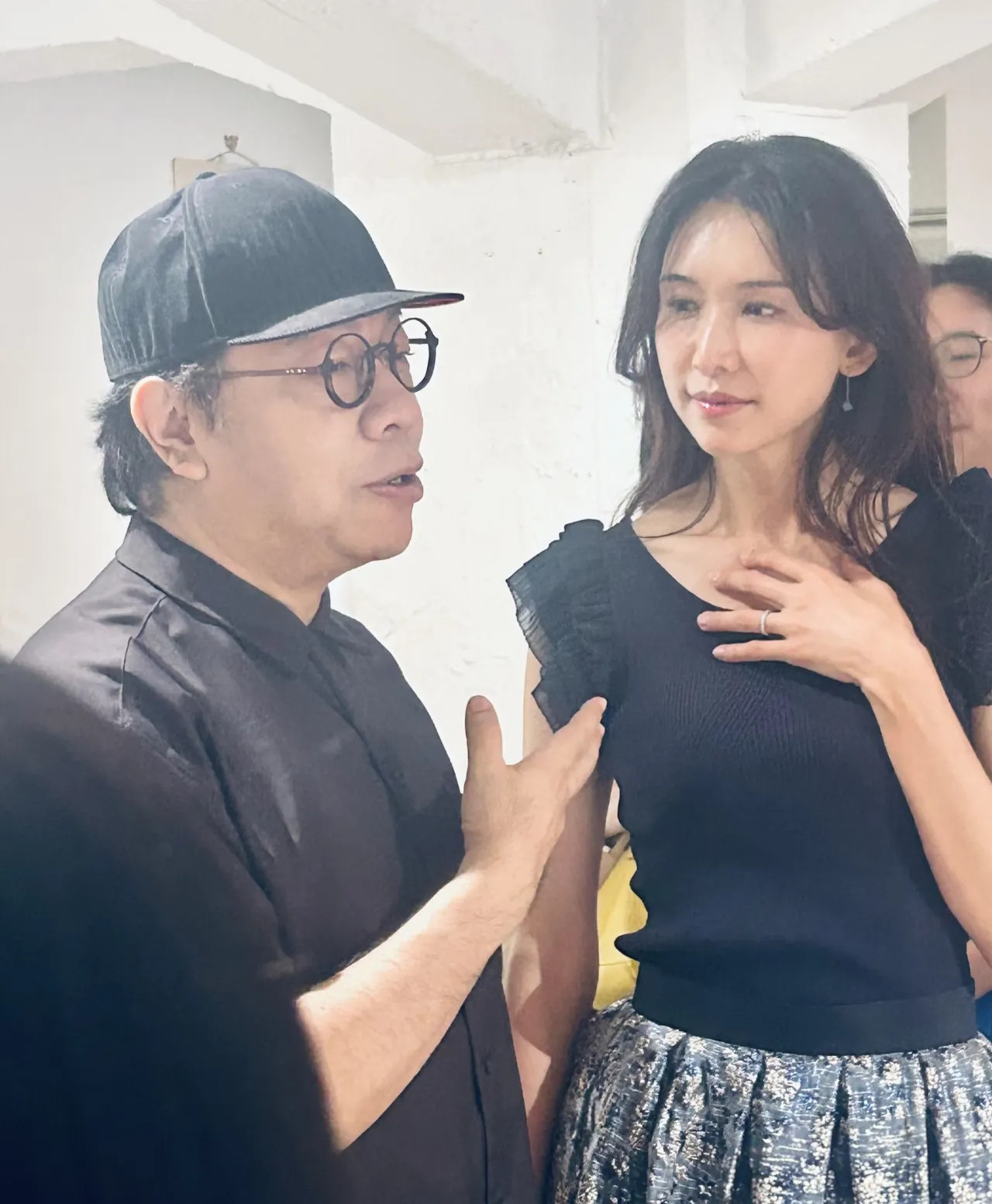 蔡康永在日本办艺术展，52岁林志玲专程去支持他，引起不小的骚动！